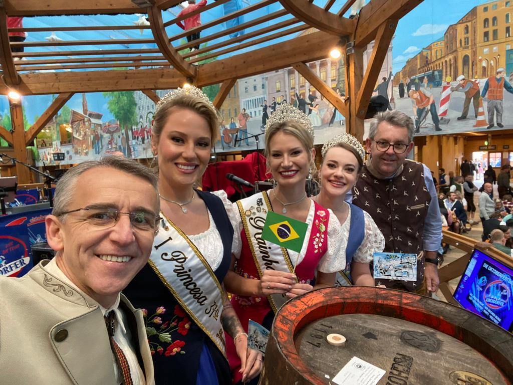 Prefeito de Blumenau participa da abertura da Oktoberfest de Munique
