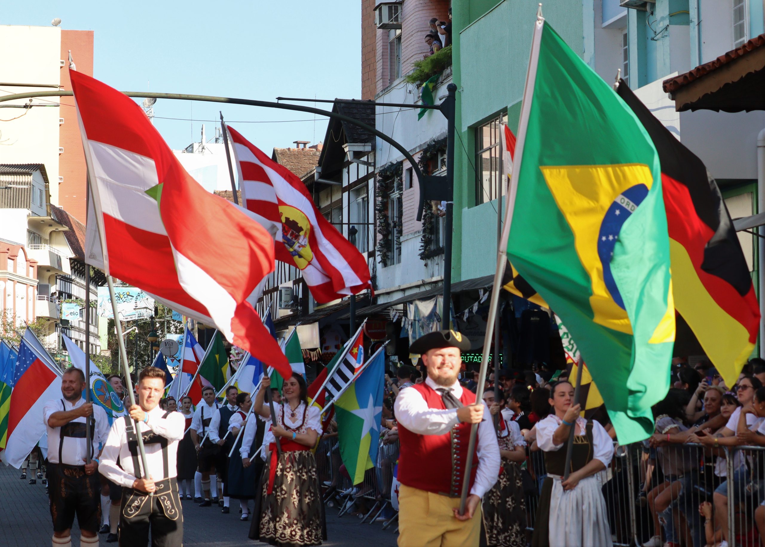 Pré-cadastro para participar dos desfiles da Oktoberfest Blumenau inicia nesta quarta